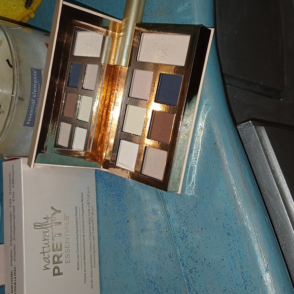 NIB It Cosmetics Naturally Pretty Essentials Maxe Luxe Eyeshadow Palette - Picture 2 of 7